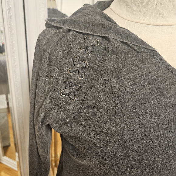 MVSport Hooded Longsleeve Shirt with Laceup Shoulder Detail Grey Size M - Picture 2 of 6